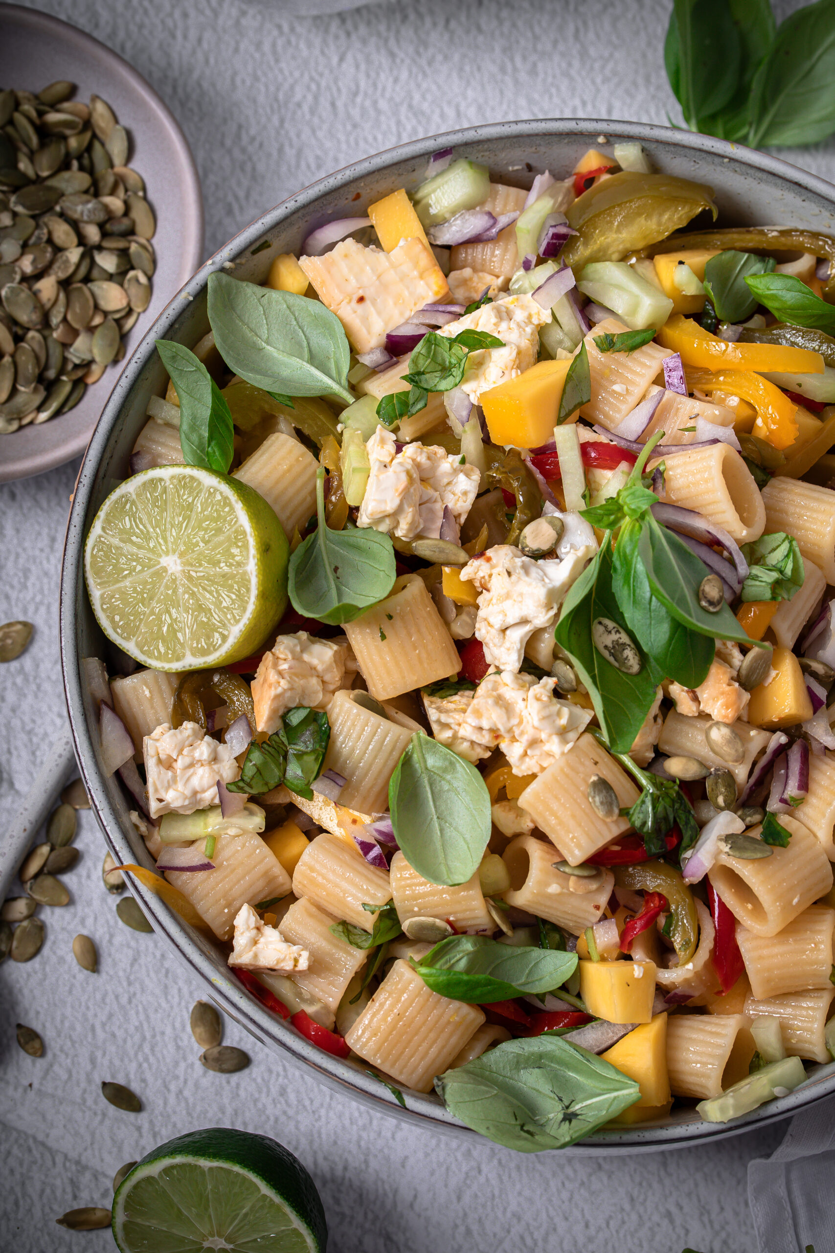 Pastasalat mit Feta und Grillgemüse