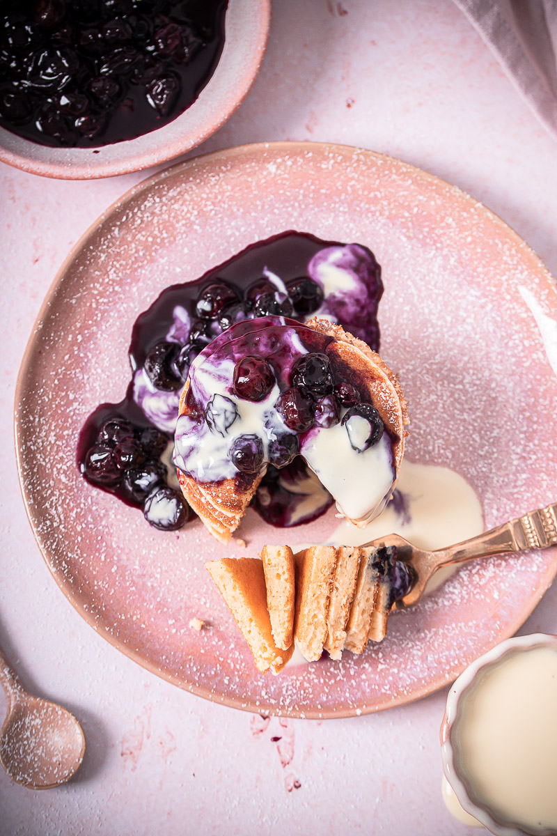 Pancakes mit Blaubeerkompott von oben