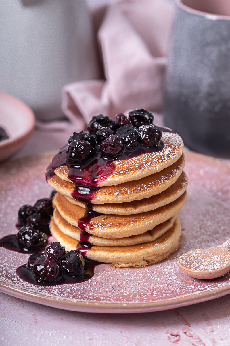 Gestapelte Pancakes mit Blaubeeren