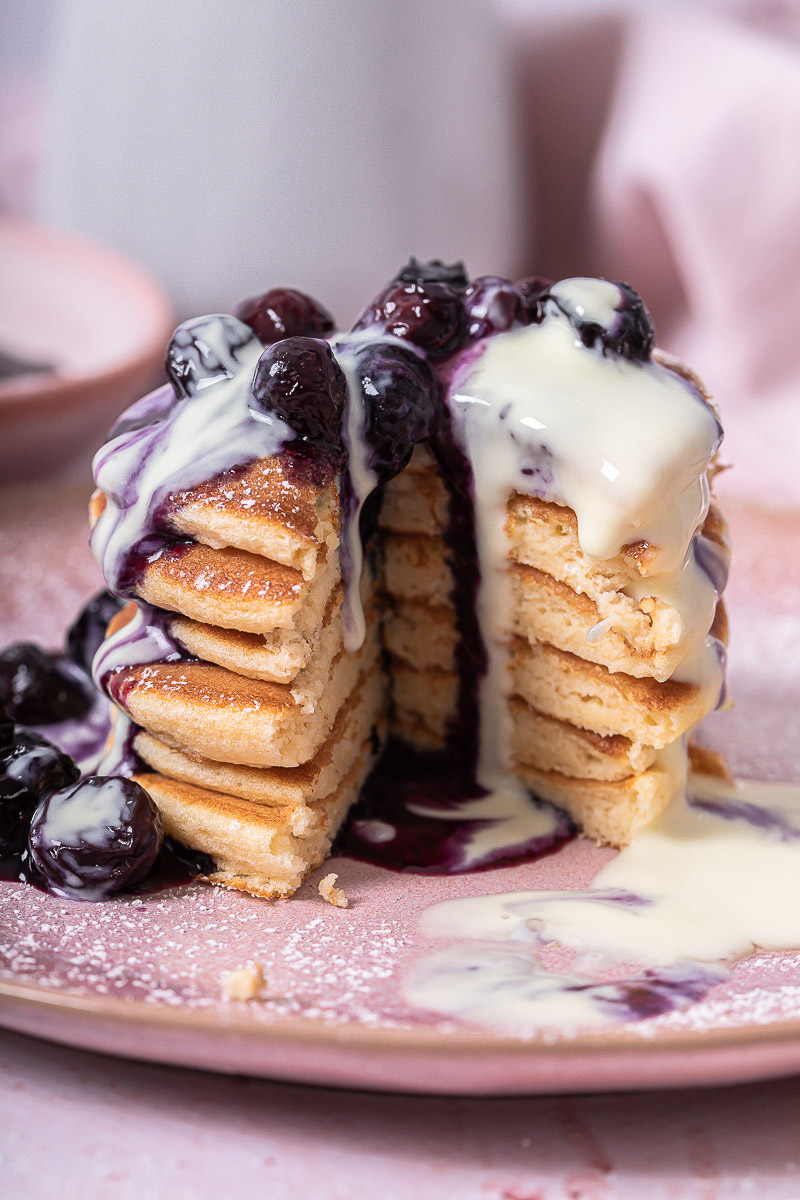 Angeschnittene Pancakes mit Blaubeerkompott 