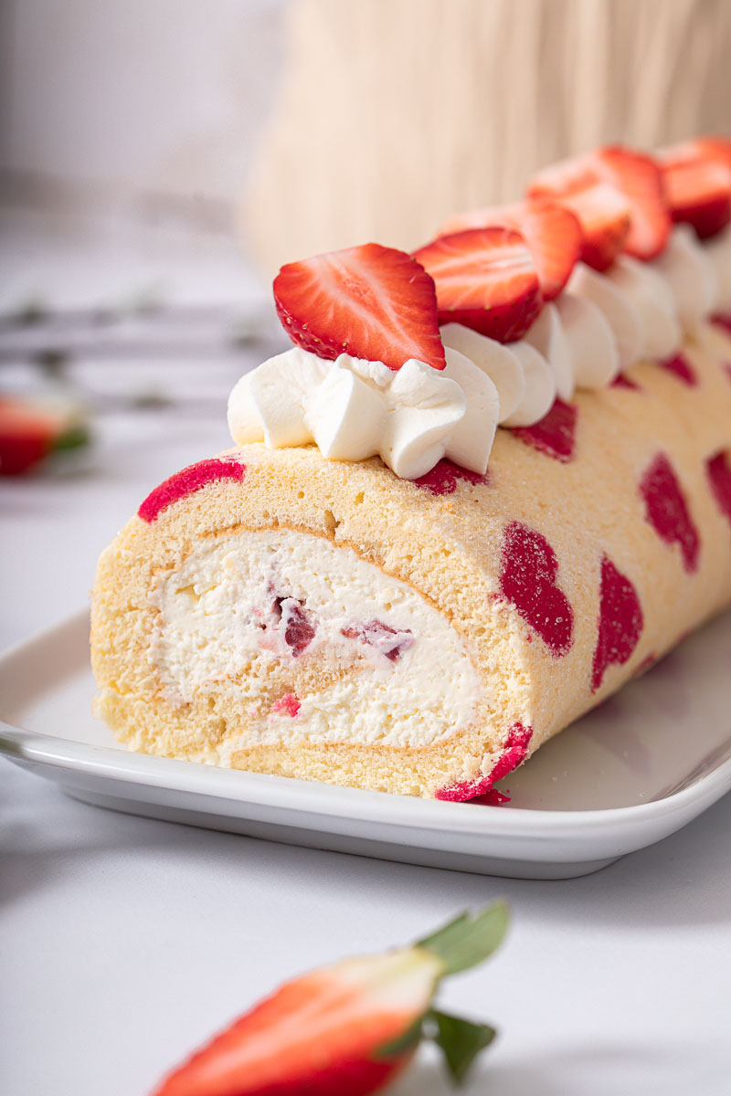  Biskuitrolle mit Erdbeeren
