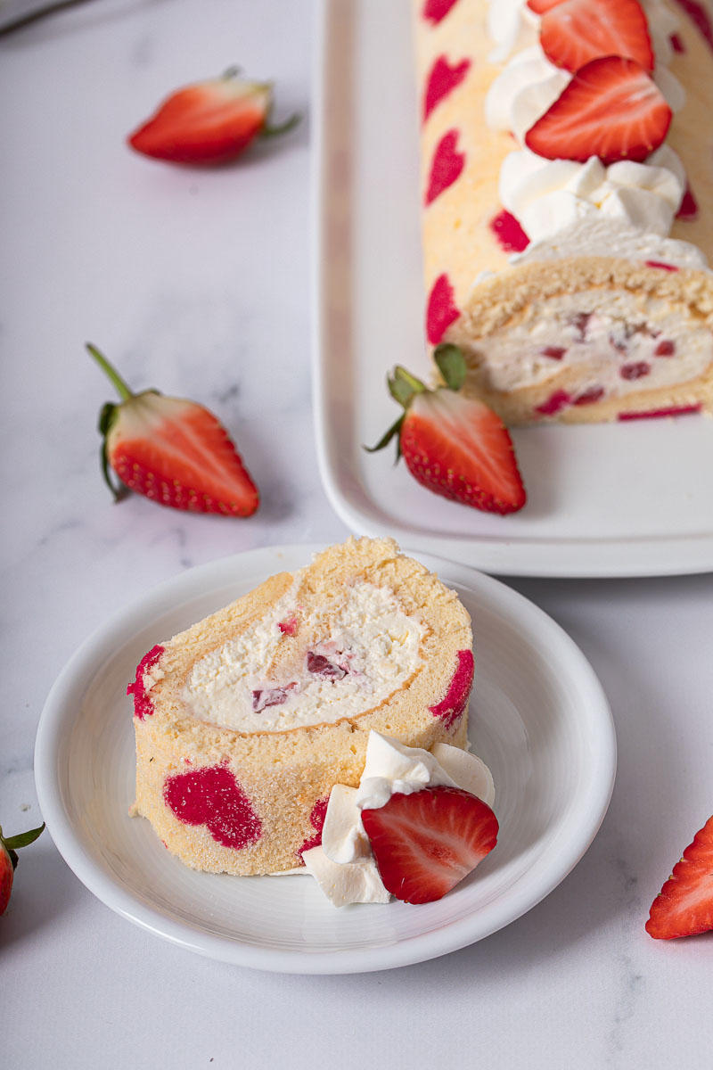  Biskuitrolle mit Erdbeeren