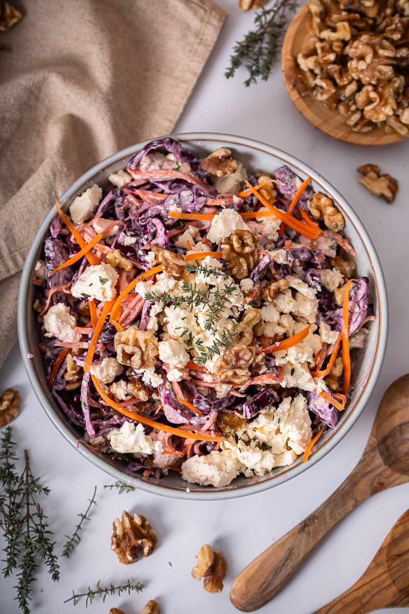 Rotkohl Feta Salat mit Walnüssen