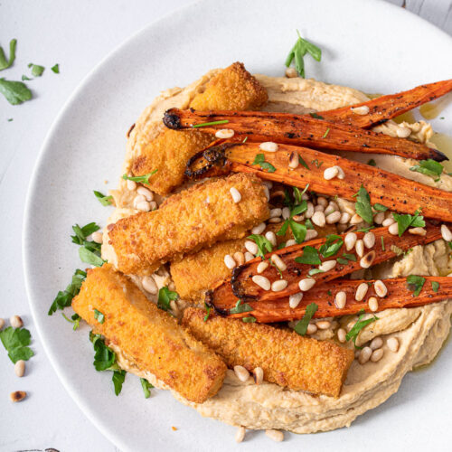 Fischstäbchen auf Hummus