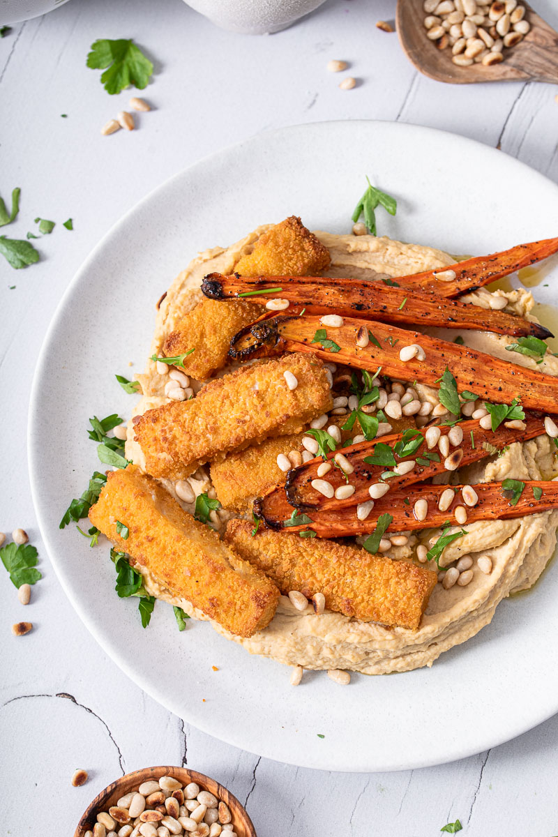 Fischstäbchen auf Hummus