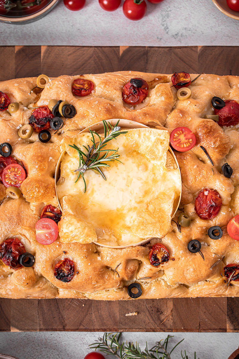 Focaccia mit Tomaten und Käse