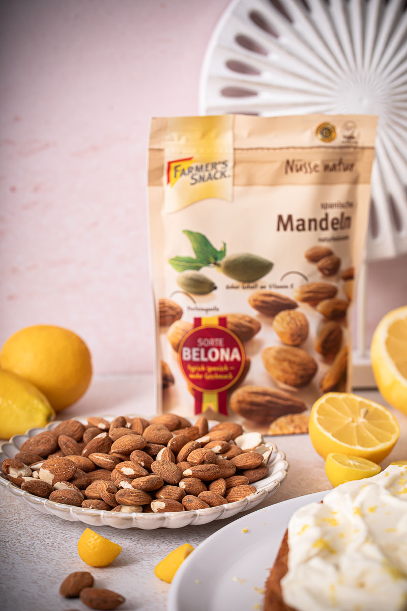 Schale mit Mandeln im Fokus