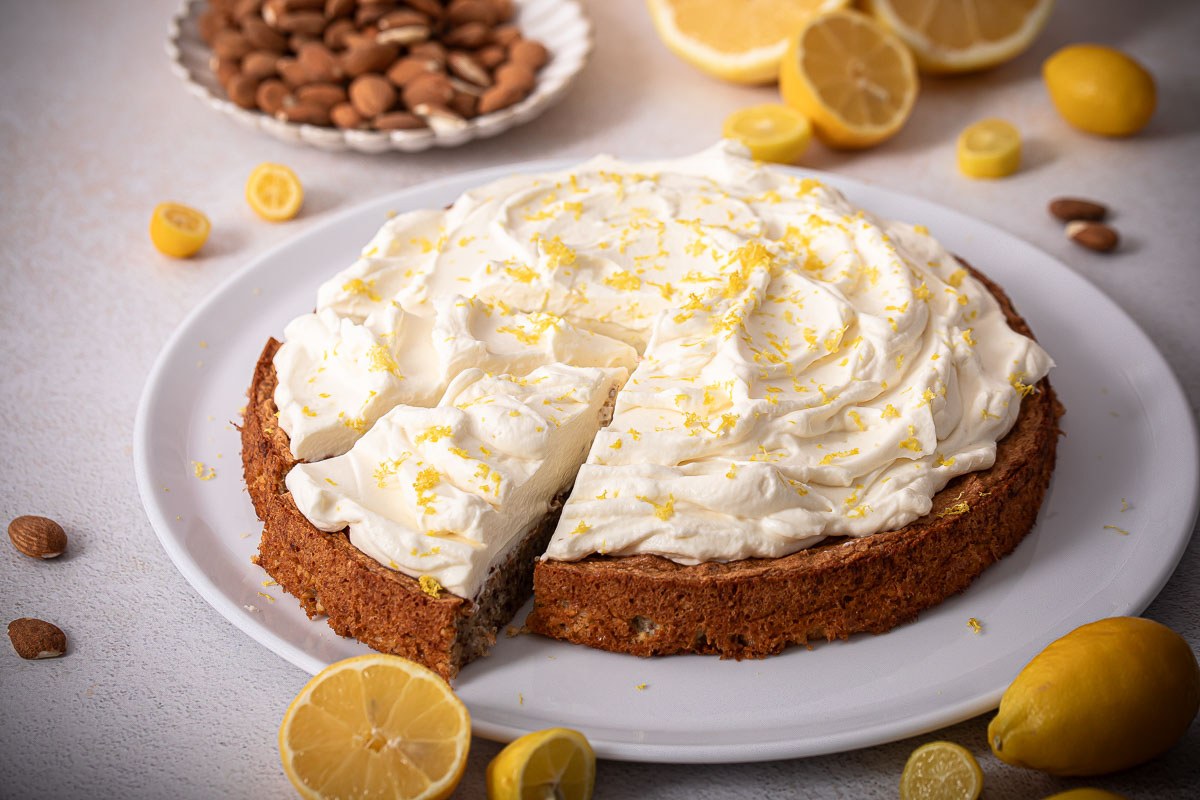 Ganzer Mandelkuchen im Querformat