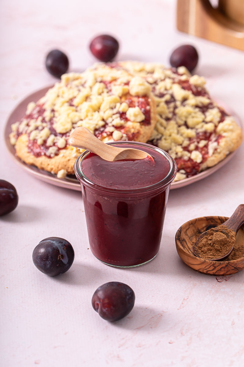 Zwetschgenmus Streuseltaler mit Vanillepudding